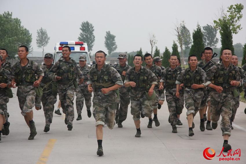 2011��10��12��������һ�B�ٱ������M���ճ��w��Ӗ����