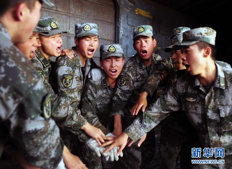 ����ر�վ��ĳ�C�ς}��؛����܇������һȺ��ʿ����bж�΄պ���Ƒc�R