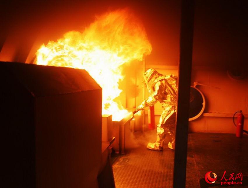 ���＾��������Ş꠻��ӽ��O���h��Ⱥ��·�����M������һ���^Ħ���RӢ�ǔz