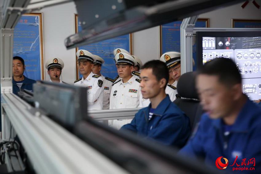 ���＾��������Ş꠻��ӽ��O���h��Ⱥ��·�����M������һ���^Ħ�������� �z