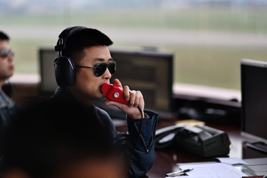 �Y�Ѽ����H��һ����ɫ�đ𶷆T��Ҳ��һ�������ָ�]�T���������z��