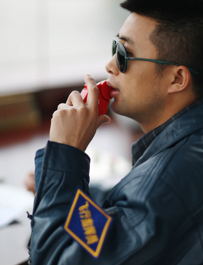 �Y�Ѽ����H��һ����ɫ�đ𶷆T��Ҳ��һ�������ָ�]�T�������� �z��