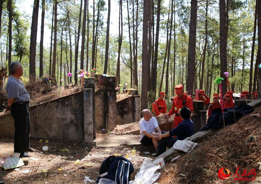 4��3�����侯��ɽɭ��֧꠹ٱ��ڛ�ɽ��������Ĺ�^������