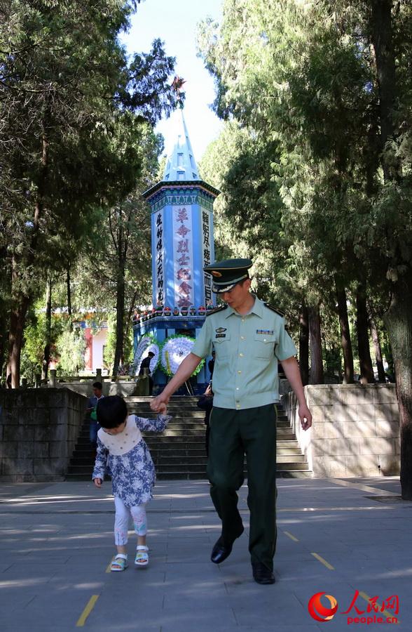  4��5�����侯��ɽɭ��֧꠹ٱ����Ϻ�������ʿ��@���о���Ӣ�������ܐۇ����x������