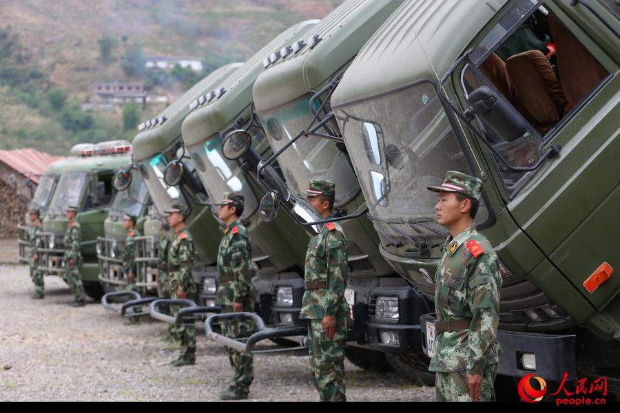 �{�T����