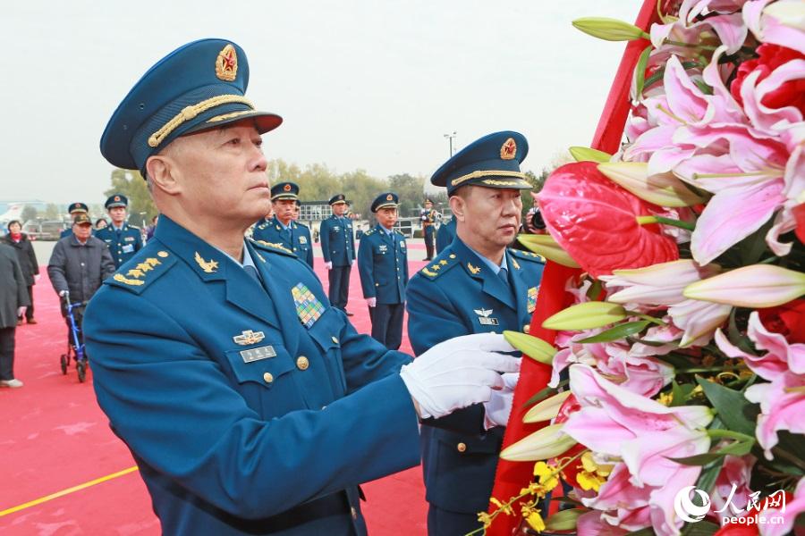 �R���������Ҹ��м��������@�ϵļtɫ���������|�R�z