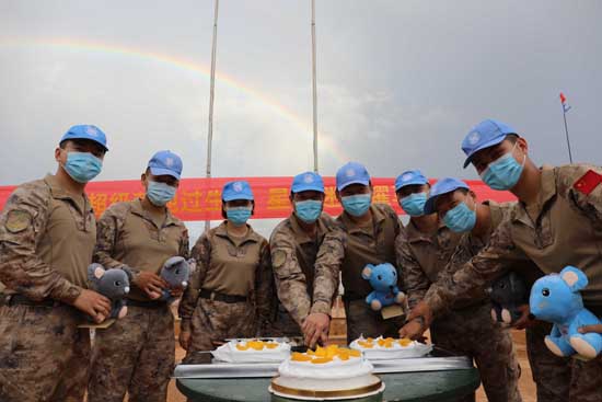 我第八批赴馬里維和醫療分隊為5名隊員過集體生日