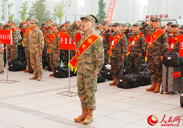 新兵莊嚴宣誓。