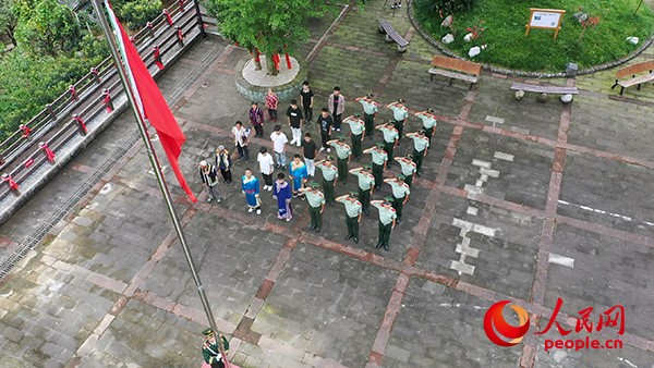 北川中隊的官兵與村民們一起升起鮮艷的五星紅旗，共同慶祝中華人民共和國成立75周年。楊松崗 攝