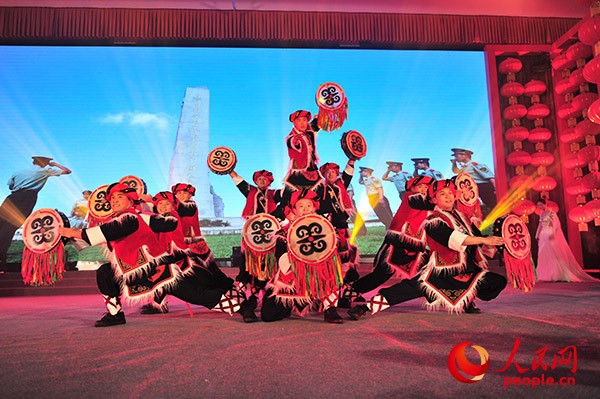 舞臺劇《長大后我就成了你》通過講述地震中曾經被武警官兵救援，后來成長為武警警官的張金糧，營救一名地方群眾的故事。曹露仁 攝