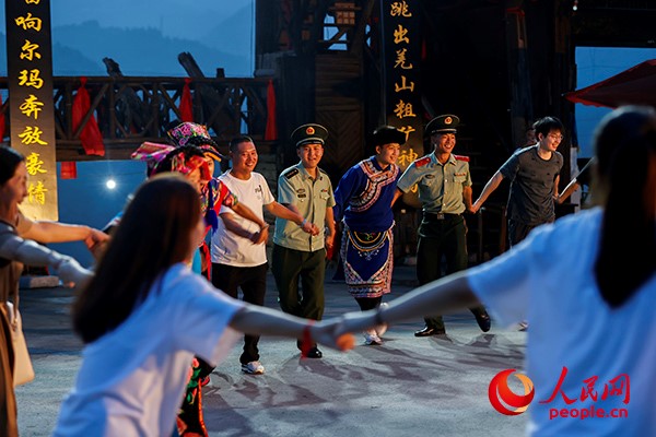 北川中隊官兵同村民共同開展文藝活動，進一步融洽軍民關系，促進軍地共同發展，形成了獨具特色且富有成效的共建模式。楊閩 攝