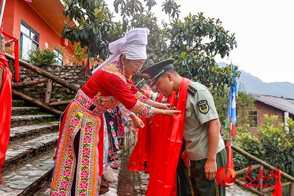 北川羌族人民為官兵們獻上羌紅。楊閩 攝