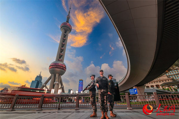 中隊官兵在陸家嘴環島定點駐守執勤。李巖 攝