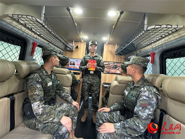 巡邏間隙中隊指導員楊建波在給中隊官兵講微黨課。道日娜 攝