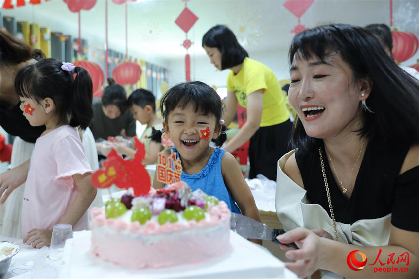 一起制作蛋糕，為祖國母親慶生。