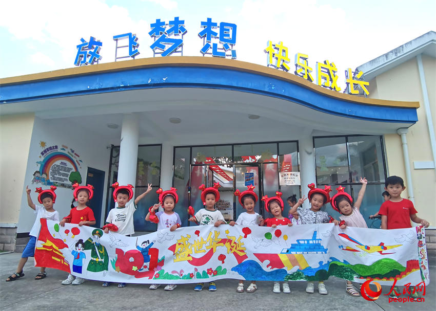 軍娃參加“長卷獻禮祖國情”主題繪畫活動。