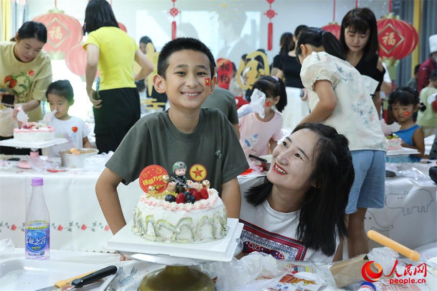 一起制作蛋糕，為祖國母親慶生。