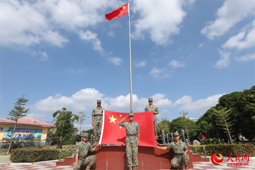 我與國旗合個影。