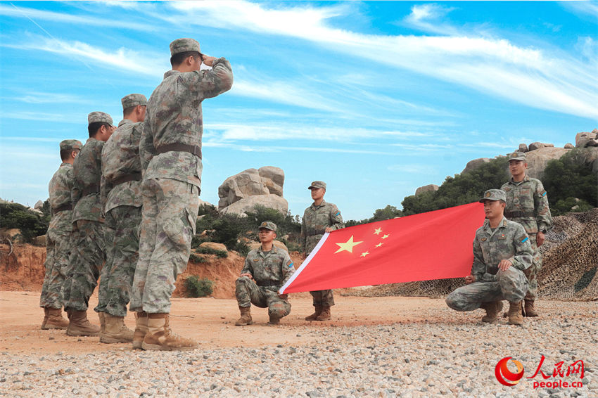 向國旗敬禮。