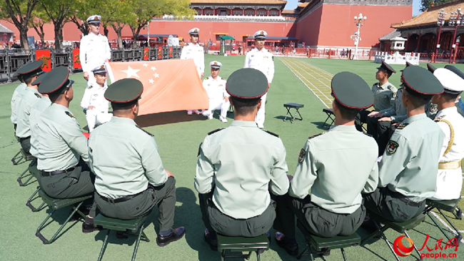 走進國旗護衛隊，戰士張孝偉和大家講述這面跨越3000公里帶來國旗的故事。江王洋 攝