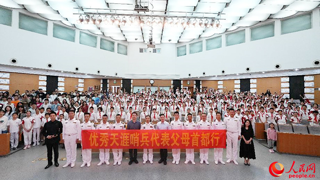 西沙官兵在人民大學宣講后與在場師生大合影。張國雄 攝