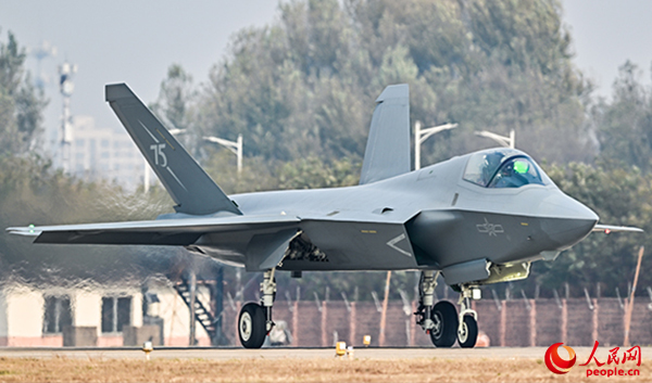 殲-35A飛機正在滑行。 陳陽 攝