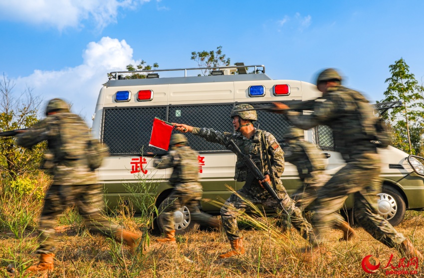 武警官兵練指揮練技能。