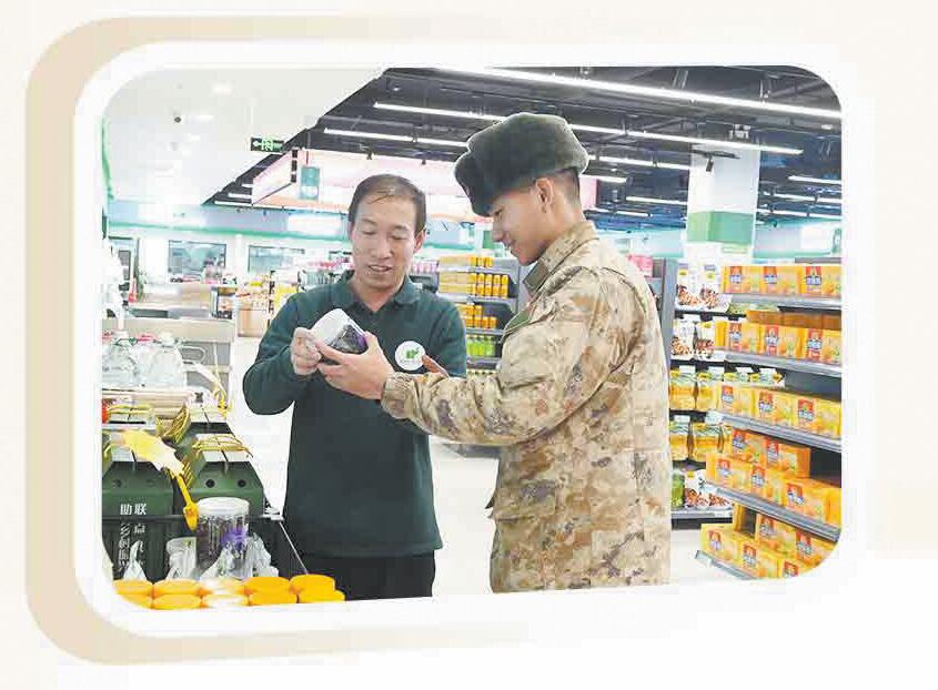 陸軍某旅軍營超市，官兵選購幫扶村直銷農副產品。聶川竣攝