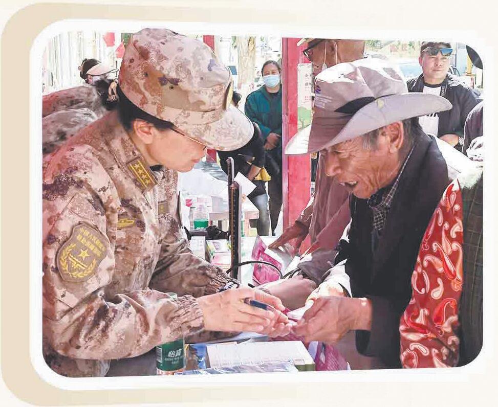 12月，北部戰區總醫院援藏醫療隊赴西藏阿里地區札達縣巡診。孫  巍、鄭洪通攝