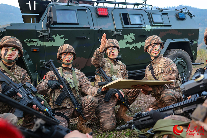 特戰隊員進行作戰地形分析。