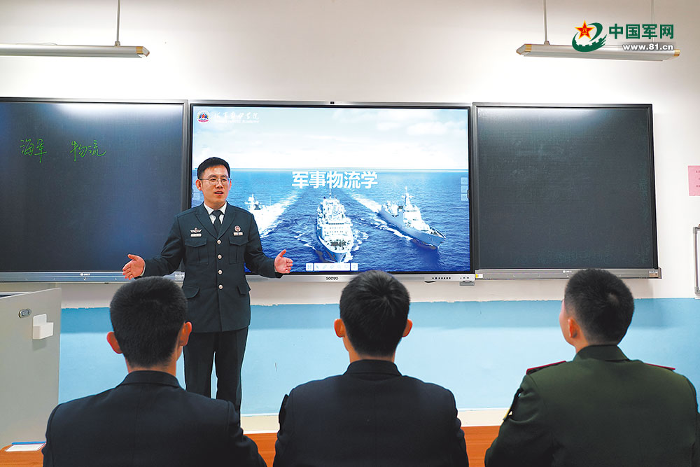 海軍勤務學院某系教員正在授課。解放軍報特約記者　李芮攝