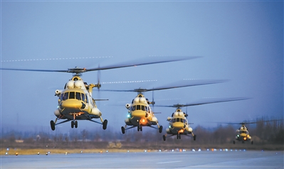 近日，第76集團軍某旅組織飛行訓練。 劉澤晨攝