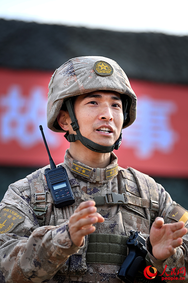 訓練間隙，張平坤組織開展教育活動。劉明松攝