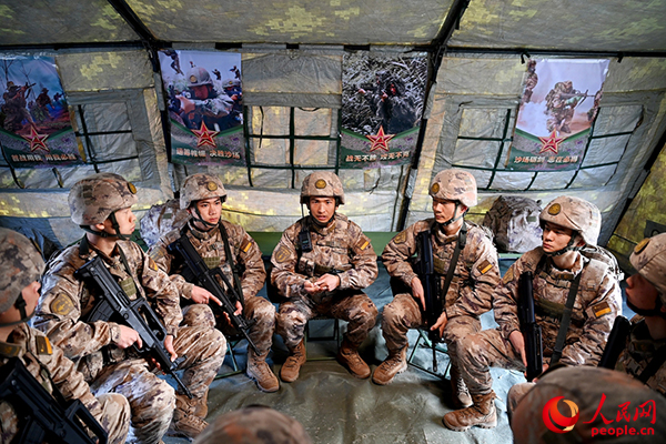 張平坤深入一線班排，傾聽官兵心聲。劉明松攝