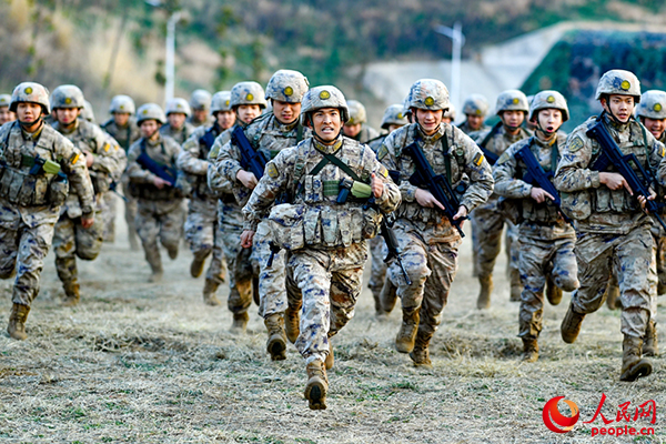 張平坤在五公里越野中帶領官兵沖鋒。劉明松攝