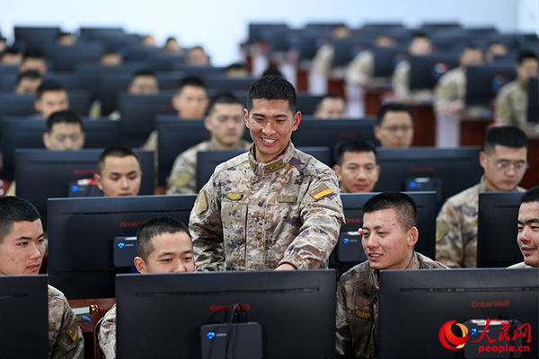 張平坤采取多種方式，靈活搞好思想政治教育。劉明松攝