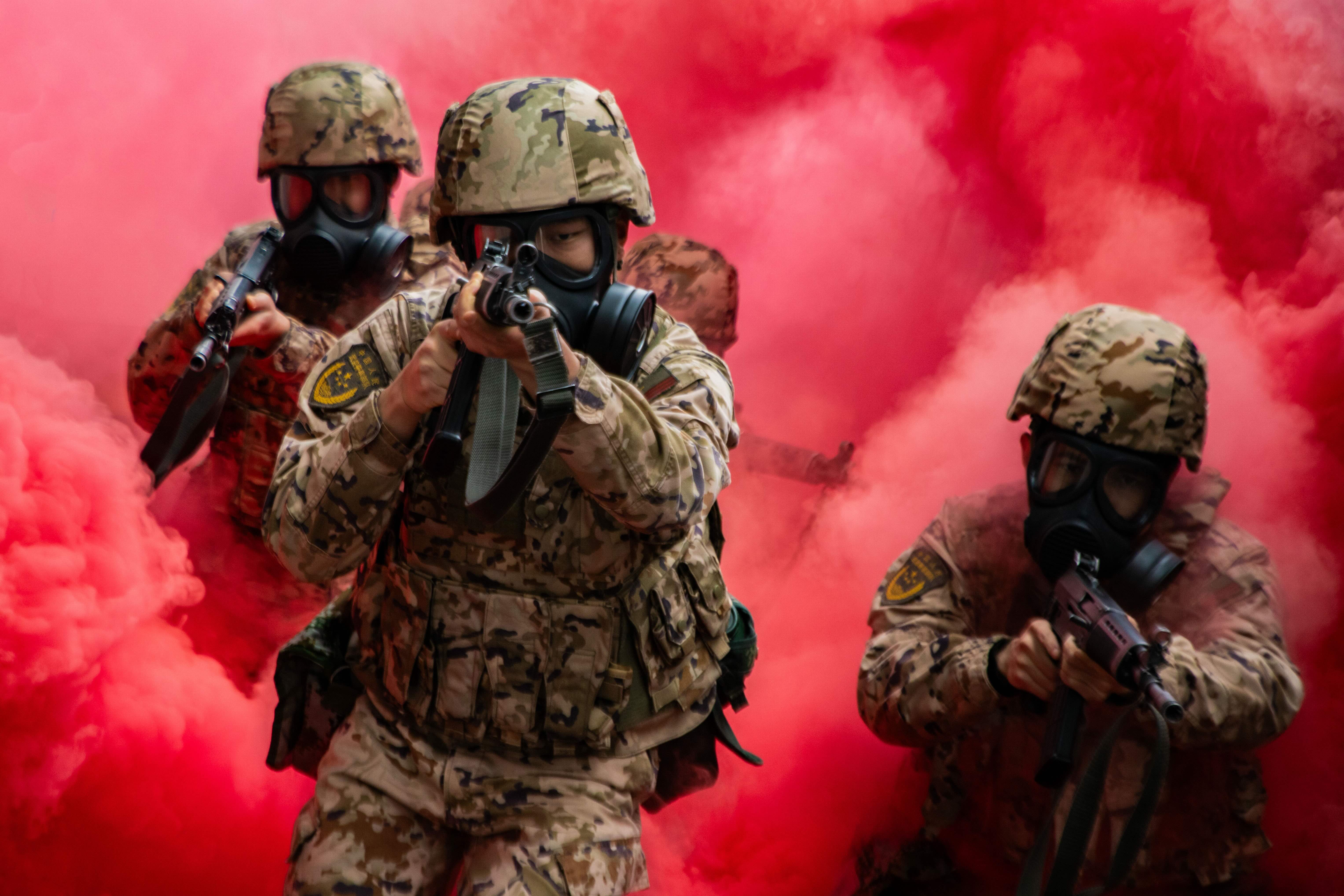 連日來，武警廣西總隊桂林支隊組織體能強化訓練。圖為戰士正在快速搜索目標。施晨洲攝