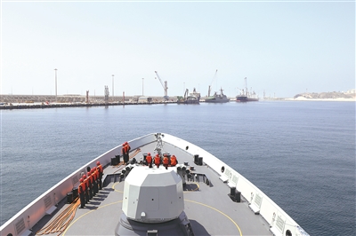 紅河艦駛入塞拉萊港。李政操攝