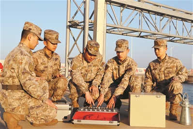 北部戰區海軍某基地消磁站戰士開展模擬消磁訓練。 李智勇攝