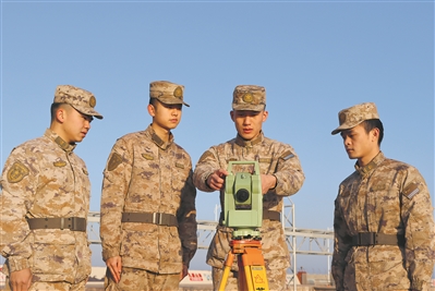 消磁站戰士進行設備操作教學。李智勇攝