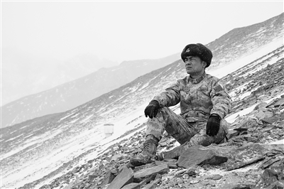 神仙灣邊防連一級上士郭翔翔坐在“版圖山”山坡上眺望遠處的雪山。李金星、祁龍攝