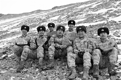 新兵們與寫下的“心愿石”合影。李金星、祁龍攝