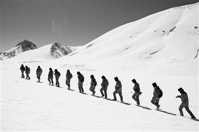 官兵前往某點位巡邏。李金星、祁龍攝