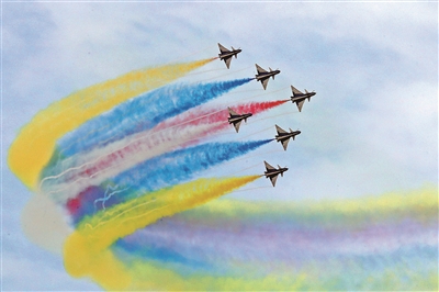 空軍八一飛行表演隊在泰國廊曼機場進行飛行表演。陳一達攝