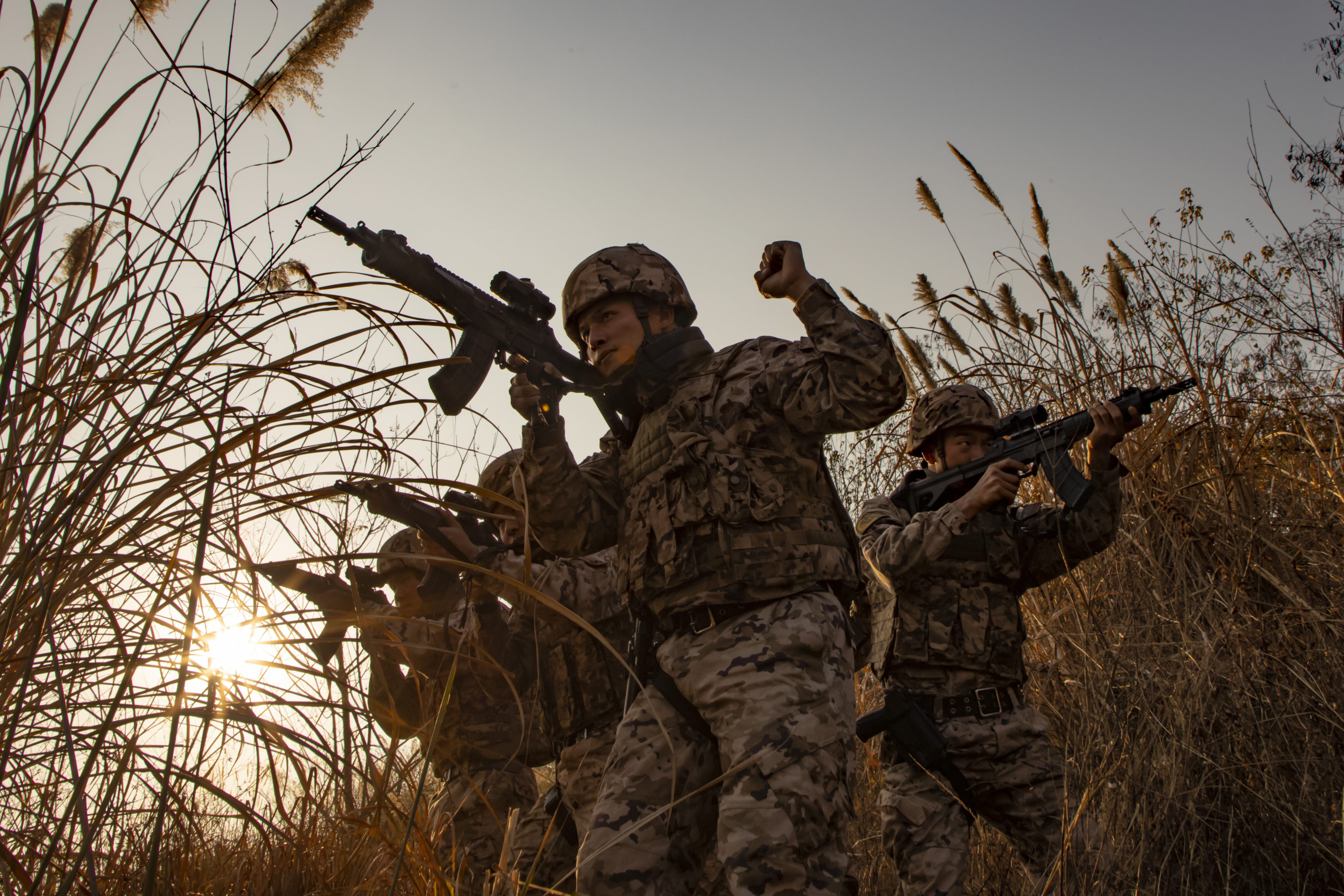 圖為武警官兵交替掩護搜索。余海洋 攝