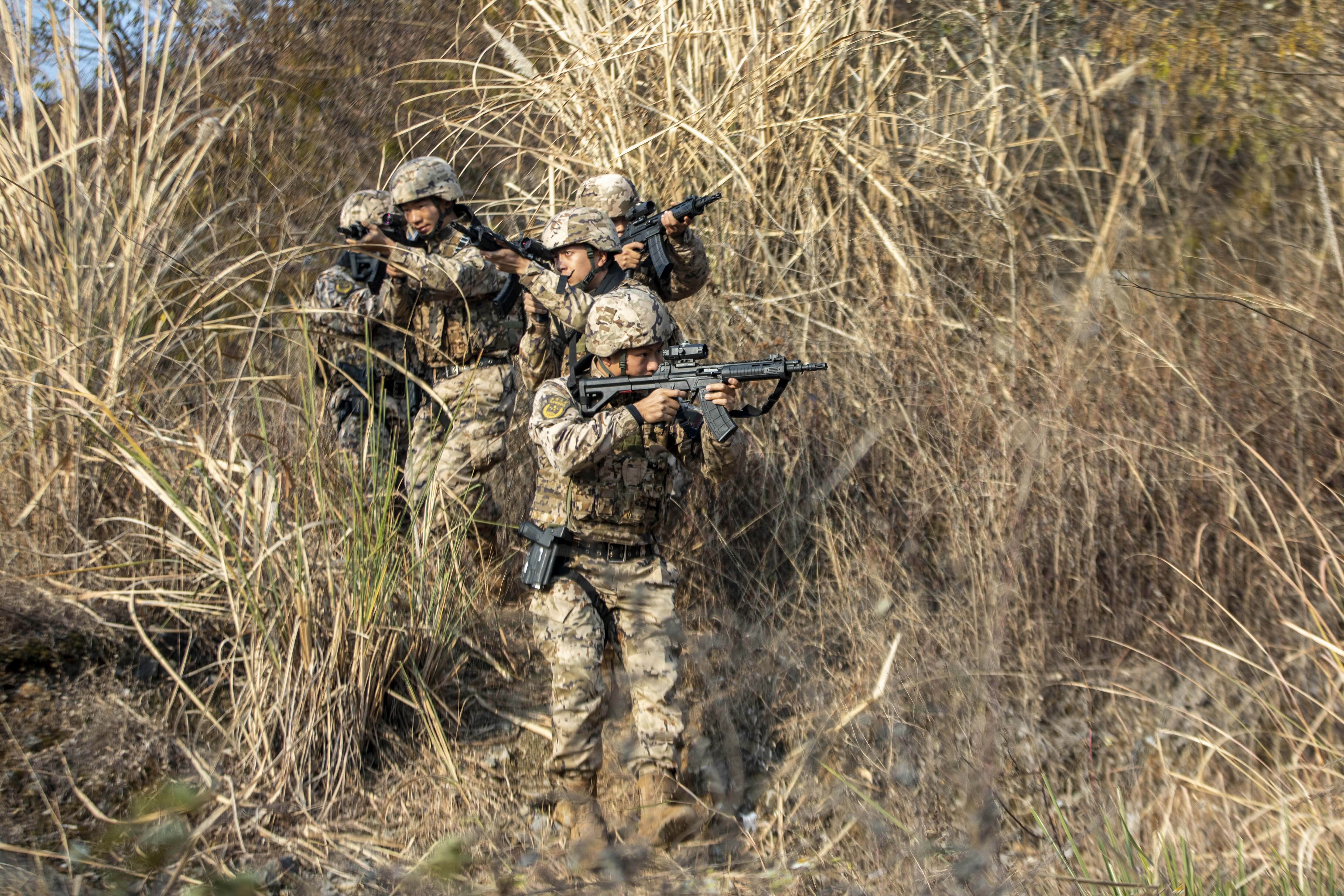 圖為武警官兵交替掩護搜索目標。余海洋 攝