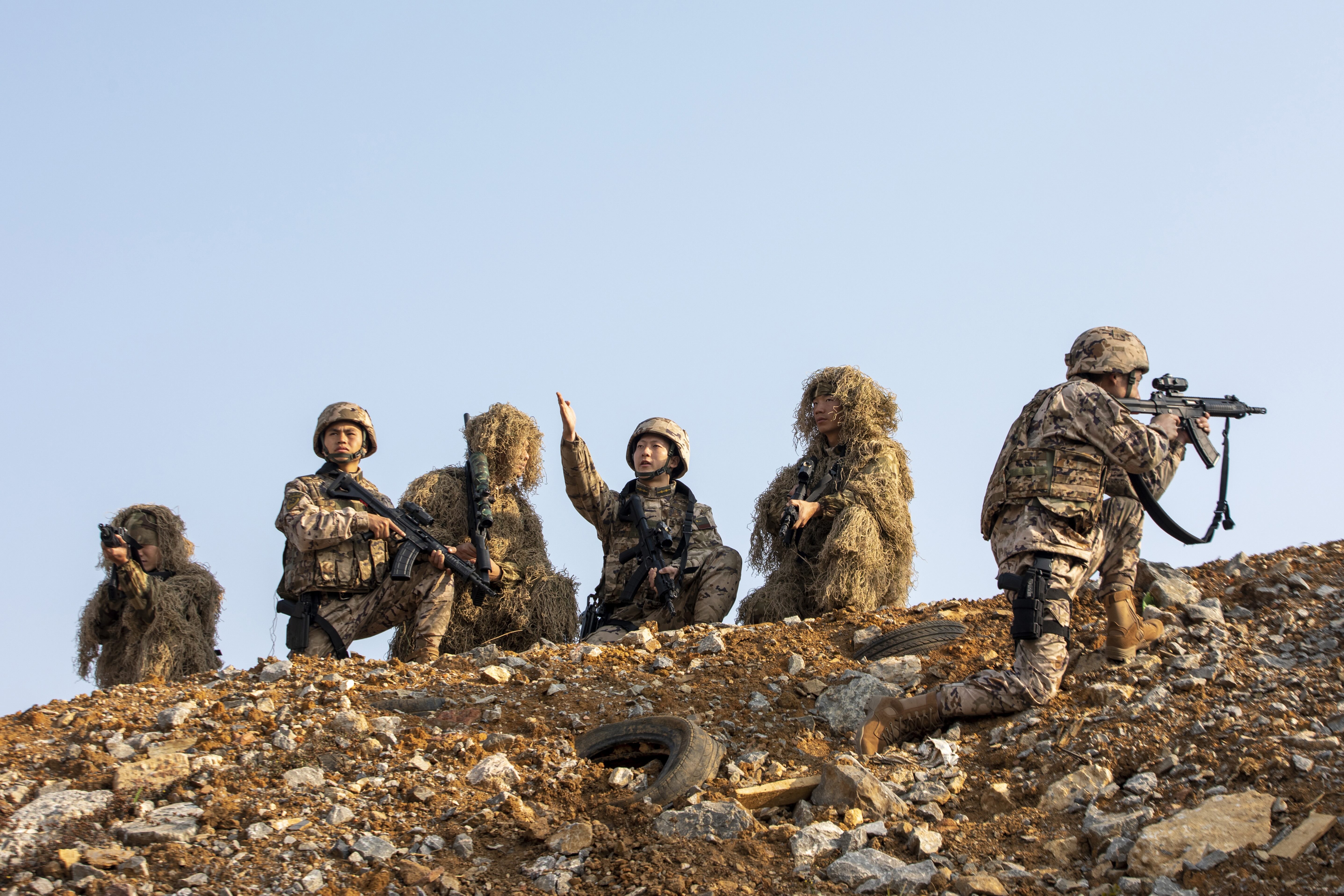 圖為武警官兵研判戰場環境。黃卓森 攝