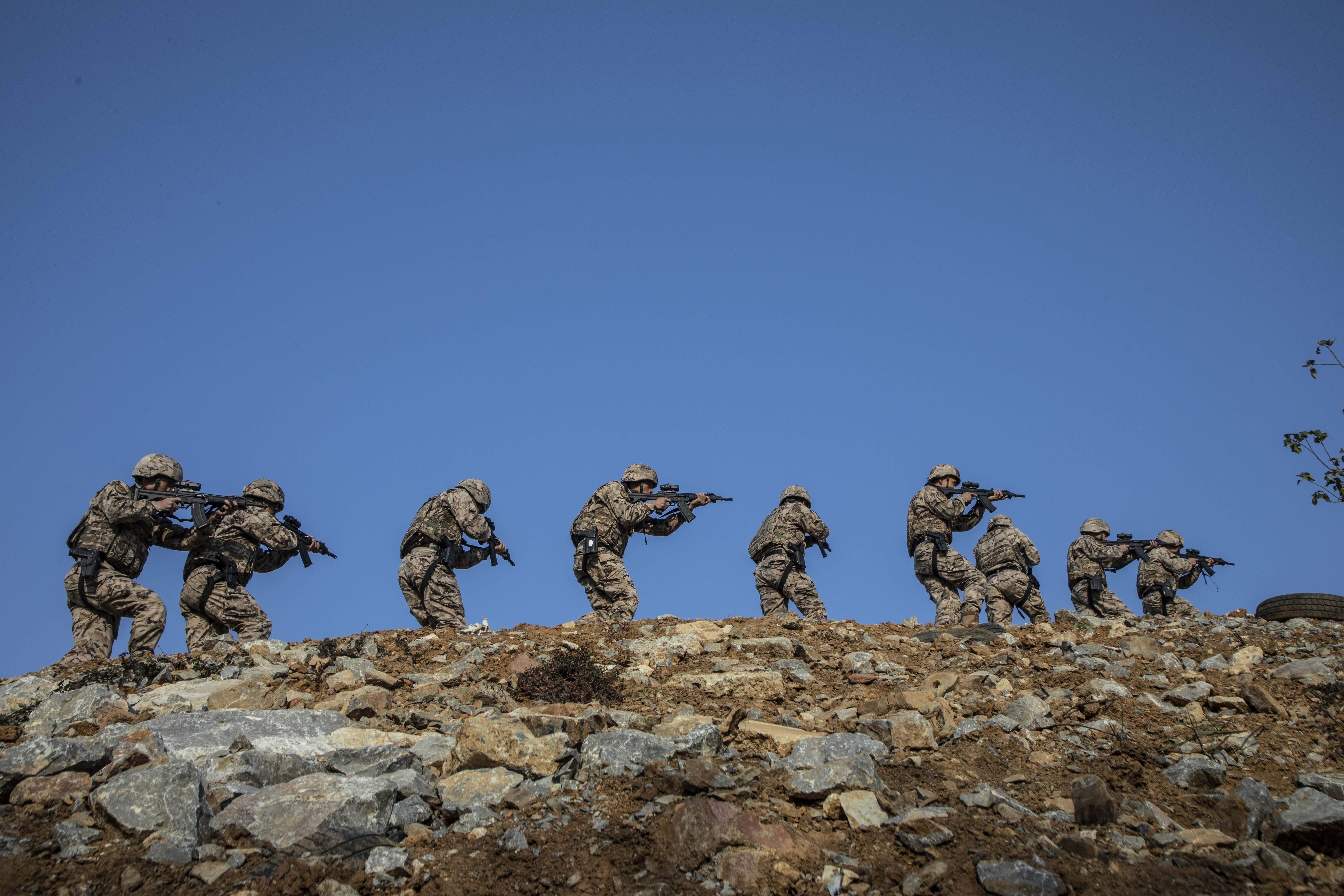 圖為武警官兵沿山脊追擊目標。黃卓森 攝