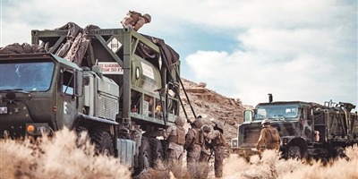 演習期間，美海軍陸戰隊后勤大隊拆除偽裝網。