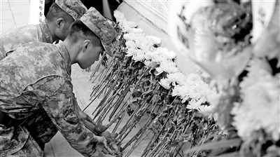 官兵在烈士陵園獻花。